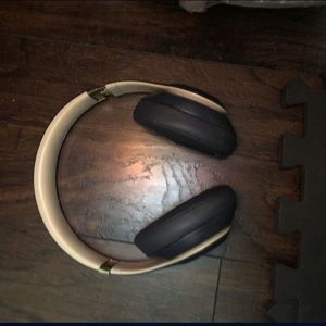 Beats Studio3 Wireless Over-Ear Headphones –The Beats Skyline -Midnight Black